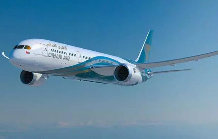 Oman Air Boeing 787-9 Dreamliner в небе
