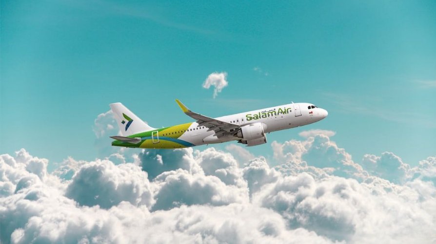 Самолет SalamAir готовится к взлету в аэропорту.