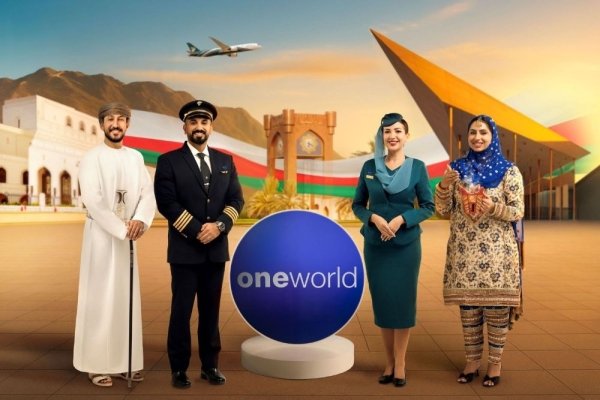 Самолет Oman Air в аэропорту.